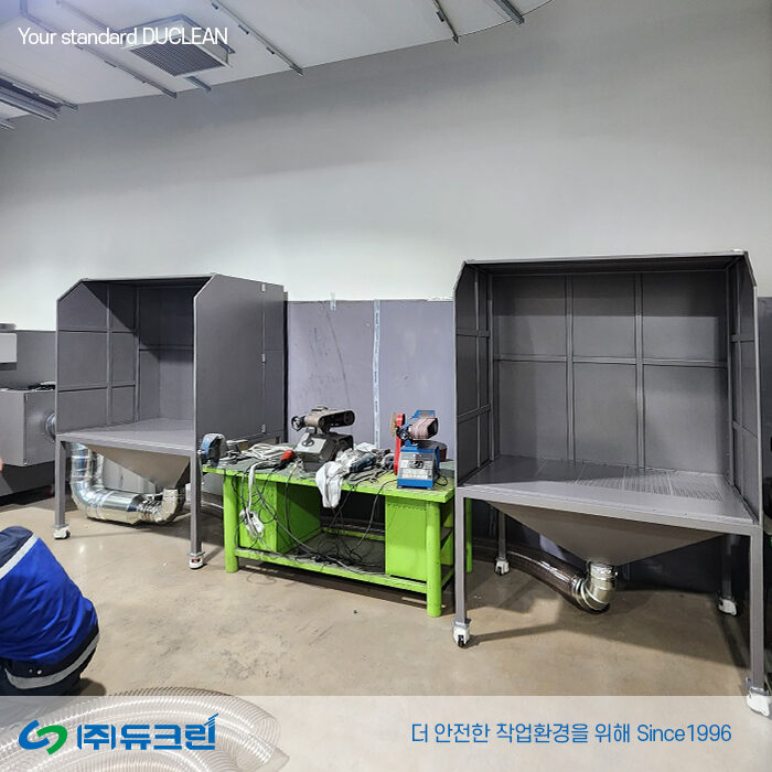 글라인더고 금속 절삭 시 발생하는 분진과 칩을 제거하기 위하여 듀크린 집진기를 설치한 모습