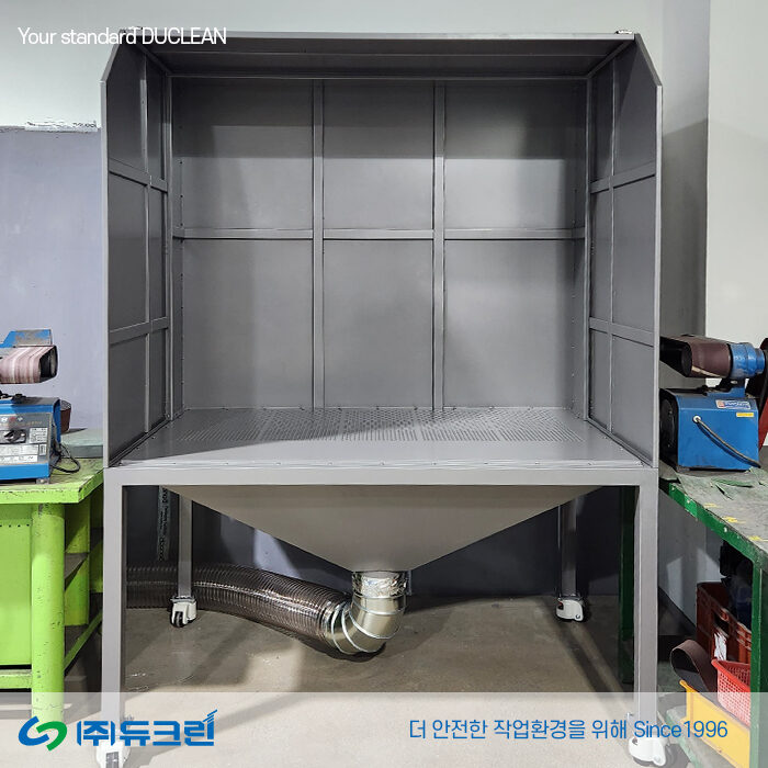 글라인더 작업대와 듀크린 집진기가 연결되어 설치된 모습