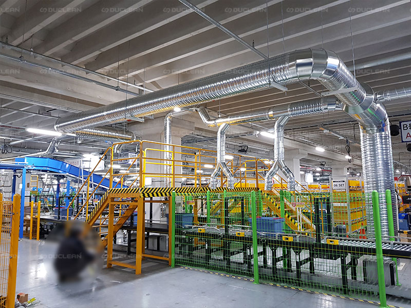 물류 이동을 위한 컨베이어벨트 라인에 설치된 듀크린 집진기와 배관