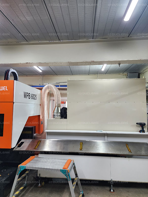 레이저절단 시발생하는 흄을 포집을 위해 듀크린 흄집진기 설치